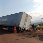 Accidente Vial en Carretera Tuxpan – Ciudad Hidalgo: Tráiler Volcado sin Lesionados.