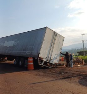 Accidente Vial en Carretera Tuxpan – Ciudad Hidalgo: Tráiler Volcado sin Lesionados.