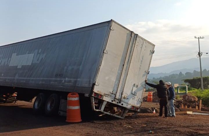 Accidente Vial en Carretera Tuxpan – Ciudad Hidalgo: Tráiler Volcado sin Lesionados.