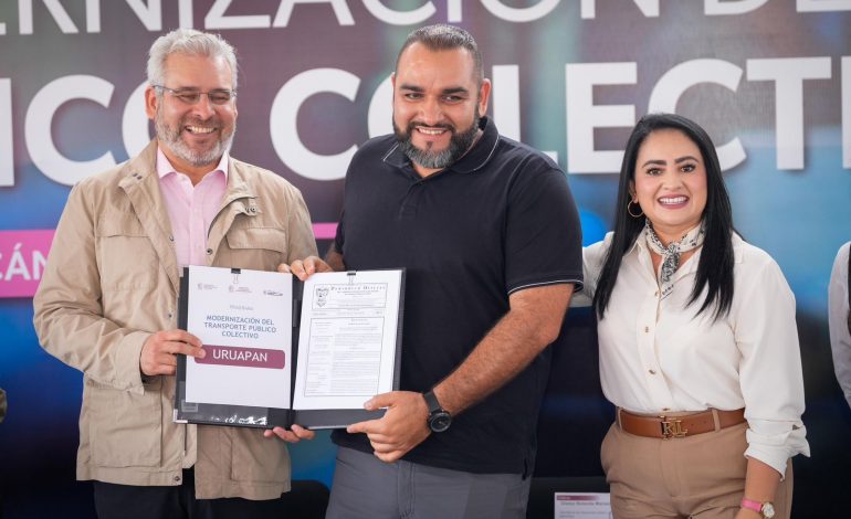 Con transportistas, Gladyz Butanda arranca modernización de camiones urbanos en Uruapan.