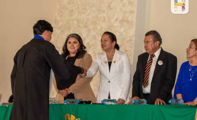 Jeovana Alcántar, clausuró el ciclo escolar 2024-2025 del CECyTEM 27 Plantel San Pedro y fue madrina de la Generación 2022-2025. 
