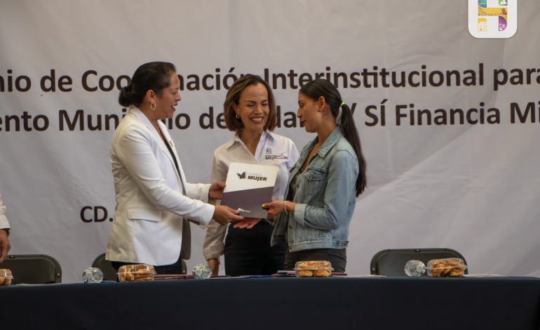 Jeovana Alcántar firma convenio de colaboración con Sí Financia Michoacán, para impulsar el financiamiento en el municipio de Hidalgo.