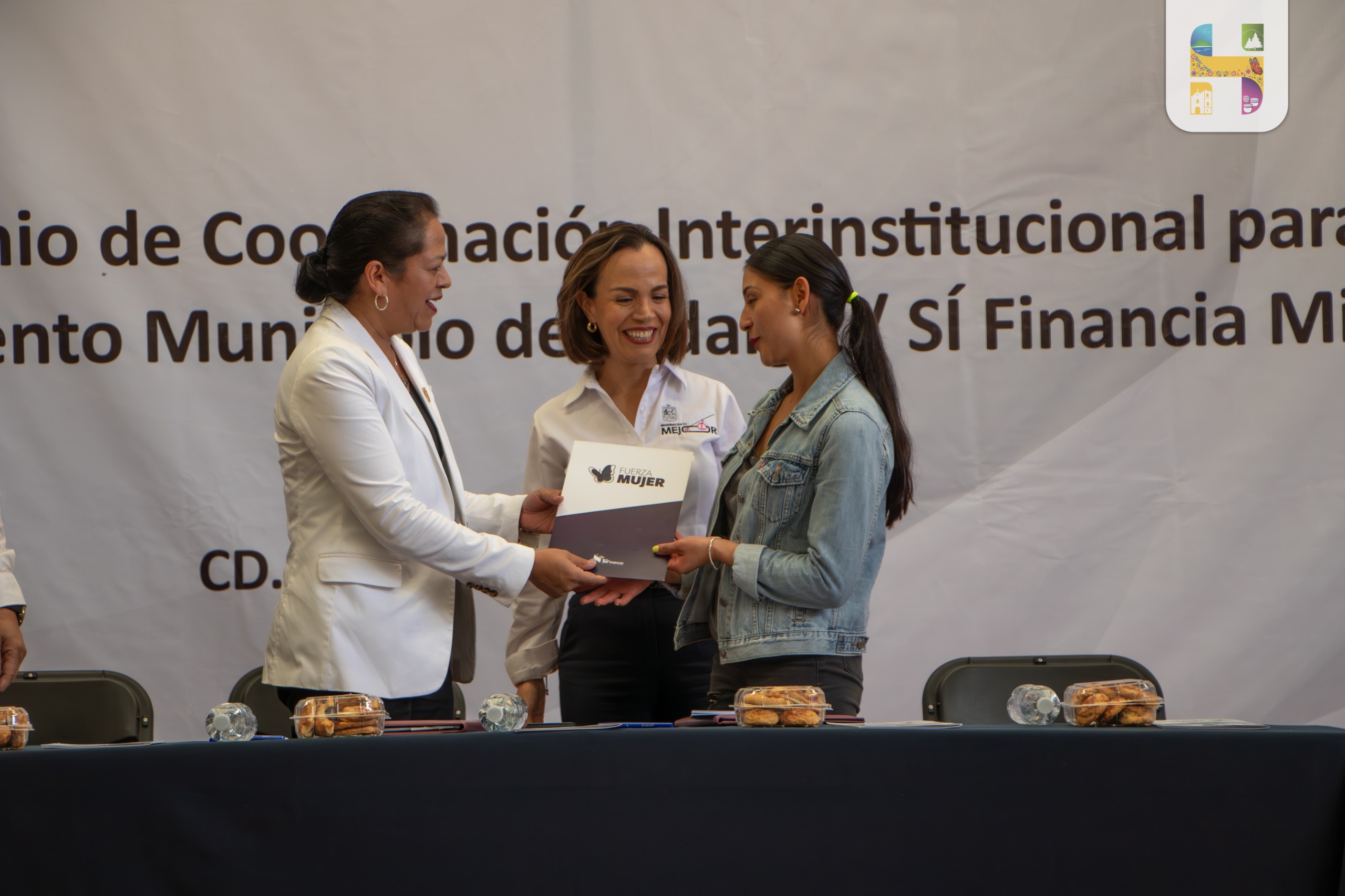 Jeovana Alcántar firma convenio de colaboración con Sí Financia Michoacán, para impulsar el financiamiento en el municipio de Hidalgo.