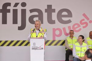 Bedolla firma iniciativa para que compraventa de motos incluya casco certificado.