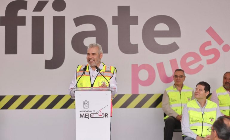Bedolla firma iniciativa para que compraventa de motos incluya casco certificado.