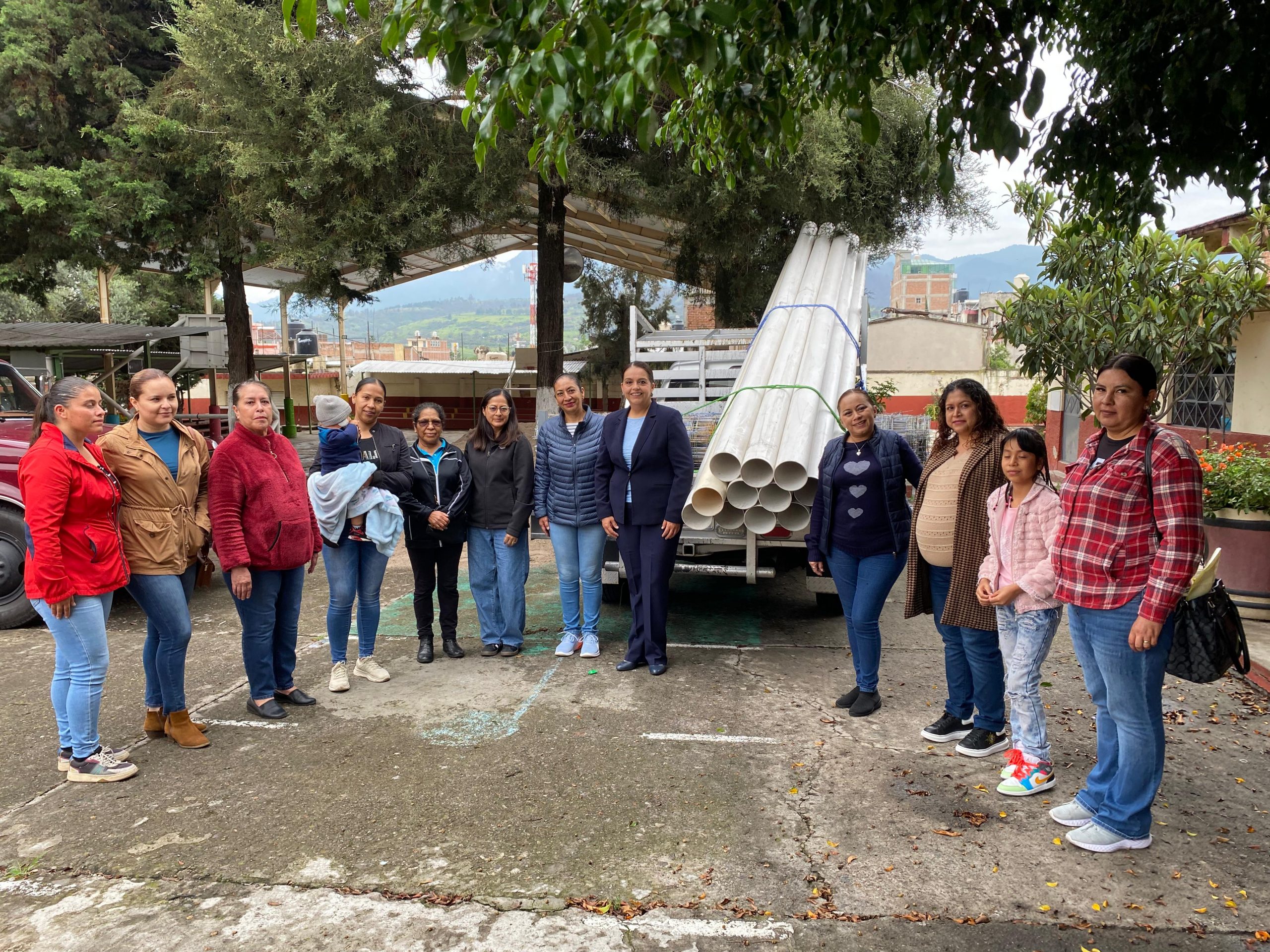 Entrega diputada Tere Herrera material de construcción a Escuela Primaria 18 de Marzo en Hidalgo