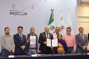 Firma Bedolla y Concejo Mayor de Cherán convenio para reforzar ronda comunitaria.