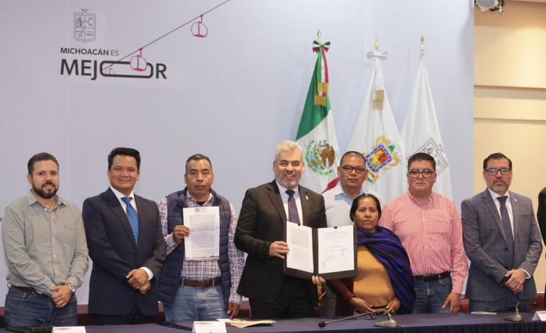 Firma Bedolla y Concejo Mayor de Cherán convenio para reforzar ronda comunitaria.