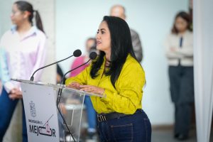 Con escrituras, Gladyz Butanda garantiza patrimonio de uruapenses.