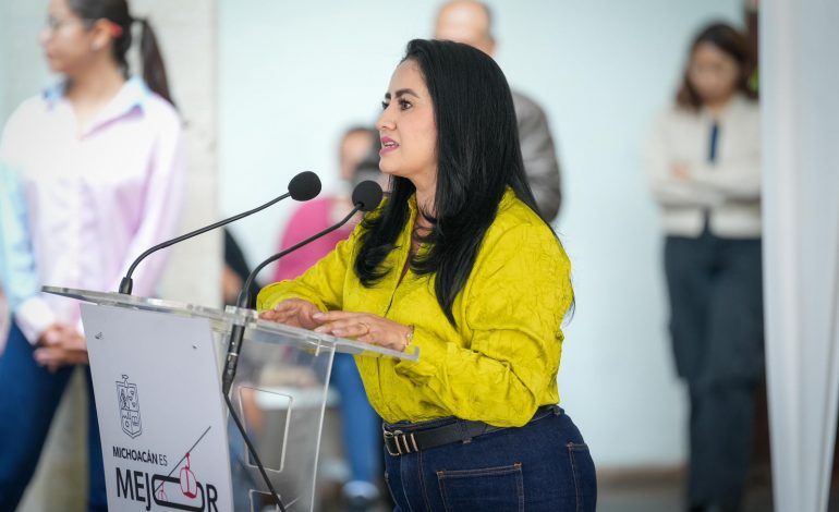 Con escrituras, Gladyz Butanda garantiza patrimonio de uruapenses.