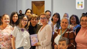 Autoridades Municipales, asistieron a la presentación del libro “Rompe Cadenas Mujer Valiosa” de la autora, Alma Rosa Sandoval Lara.
<br>