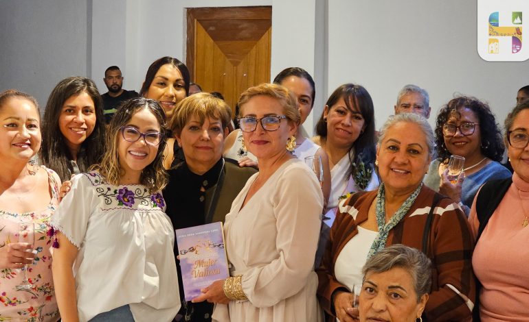 Autoridades Municipales, asistieron a la presentación del libro “Rompe Cadenas Mujer Valiosa” de la autora, Alma Rosa Sandoval Lara.