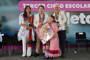 Bedolla y Mario Delgado arrancan en Cheranástico entrega de libros de texto gratuitos.