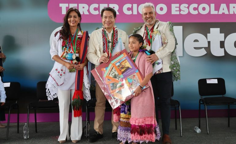 Bedolla y Mario Delgado arrancan en Cheranástico entrega de libros de texto gratuitos.