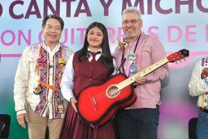 Con entrega de guitarras de Paracho a secundarias se reforzará la producción de artesanos: Bedolla.