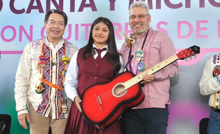Con entrega de guitarras de Paracho a secundarias se reforzará la producción de artesanos: Bedolla.