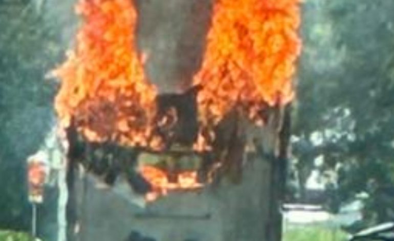 Tractocamión Kenworth se incendia por aparente falla mecánica; CREHI sofocan el fuego.