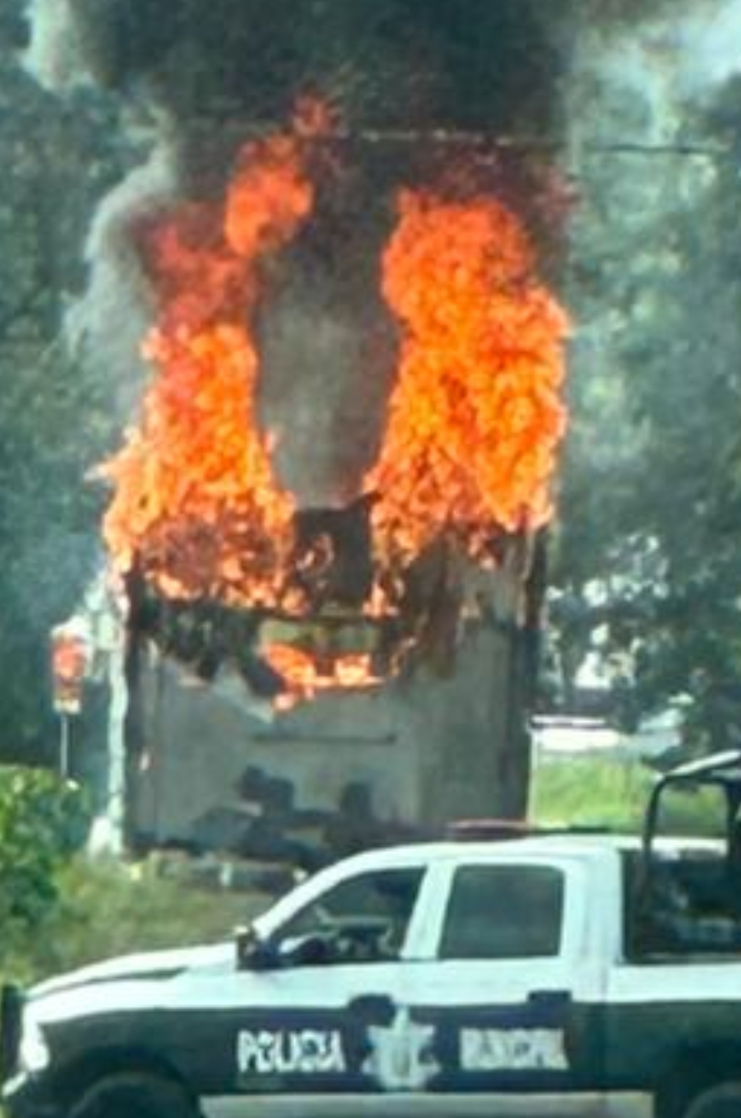 Tractocamión Kenworth se incendia por aparente falla mecánica; CREHI sofocan el fuego.