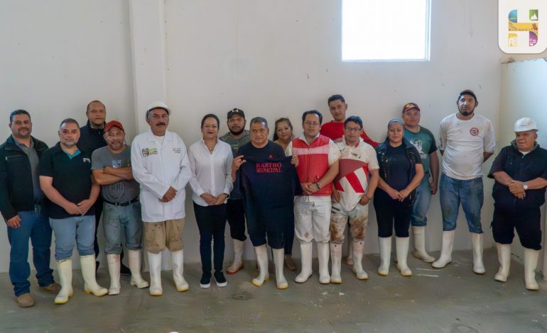 ​Jeovana Alcántar, entregó uniformes y herramientas a personal del Rastro Municipal.
