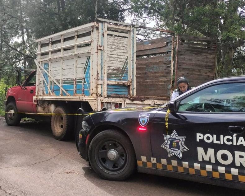 Un hombre fue asesinado a balazos  mientras conducía una camioneta de redilas sobre la carretera de Jesús del Monte