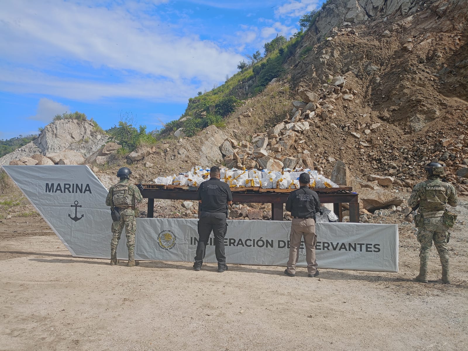 FGR EN COORDINACIÓN CON MARINA INCINERAN MÁS DE UNA TONELADA DE CLORHIDRATO DE COCAÍNA DECOMISADA EN GUERRERO
