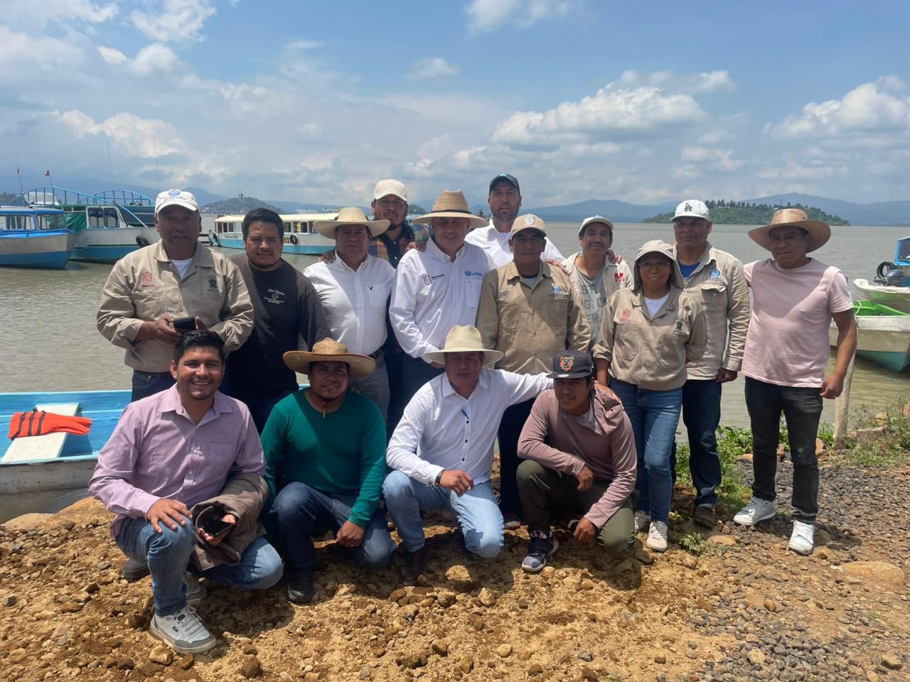 Gobierno de Michoacán siembra 15 mil crías de pescado blanco en el lago de Pátzcuaro