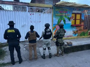 En acciones distintas realizadas en Morelia, asegura FGE más de 1 mil 900 dosis de metanfetamina y marihuana; dos personas fueron detenidas