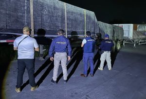 En cateo, desmantela FGE bodega y  asegura 23 unidades relacionadas con el delito de robo al transporte en la autopista siglo XXI