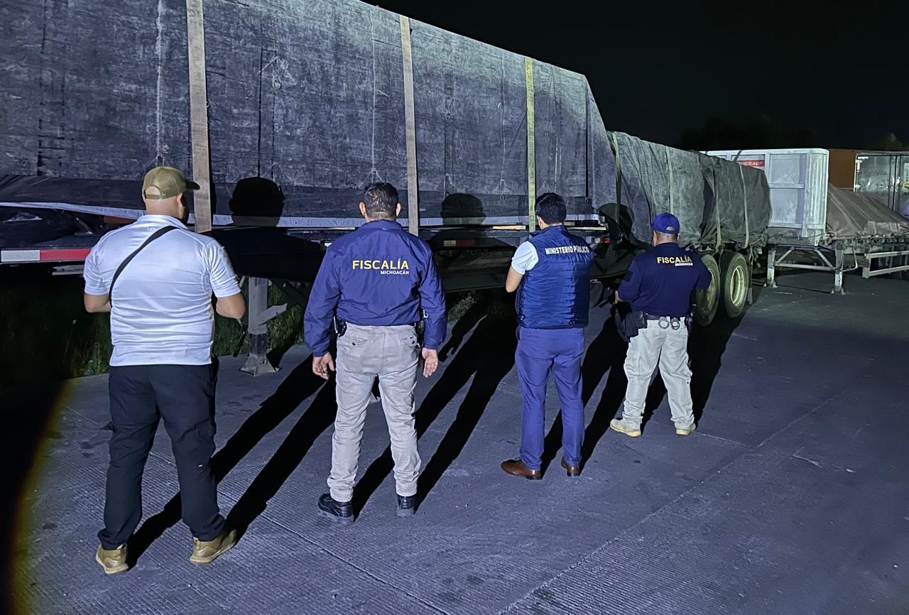 En cateo, desmantela FGE bodega y  asegura 23 unidades relacionadas con el delito de robo al transporte en la autopista siglo XXI