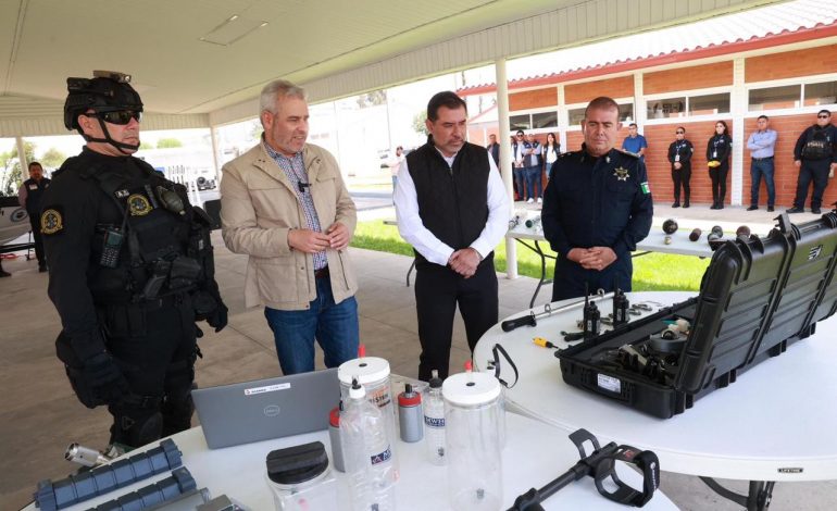 Bedolla verifica equipo especializado antibombas de la Guardia Civil