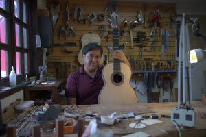 Abel, guitarrero de vocación, fortalece su taller con apoyo de Sí Financia
