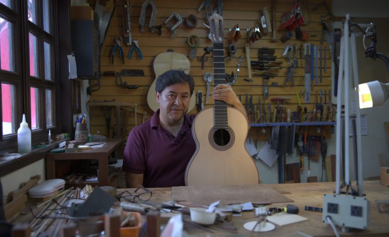 Abel, guitarrero de vocación, fortalece su taller con apoyo de Sí Financia