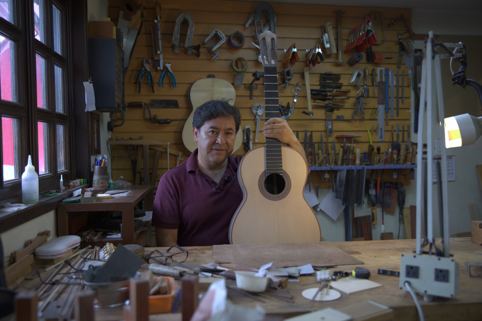 Abel, guitarrero de vocación, fortalece su taller con apoyo de Sí Financia