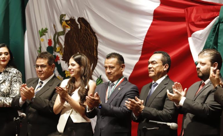 Congreso del Estado condecora a FGE con la presea «Suprema Junta Nacional Americana»