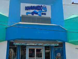 Sujetos desconocidos lanzaron un ataque con bombas molotov contra la escuela de natación “Aquamundo”, ubicada en la colonia Los Ángeles en Uruapan