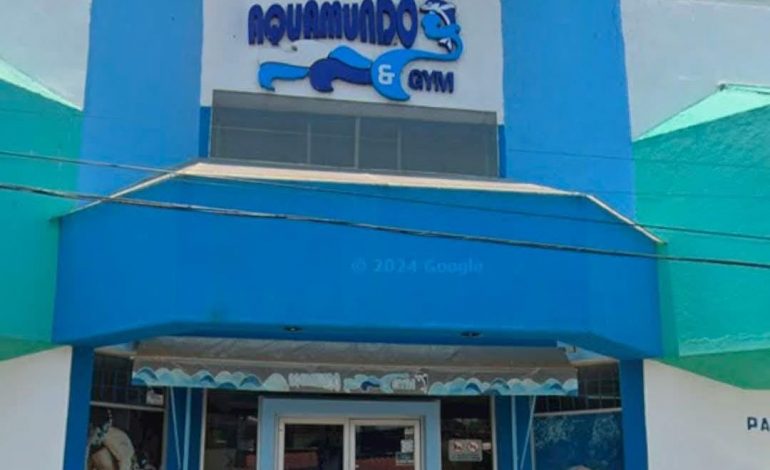 Sujetos desconocidos lanzaron un ataque con bombas molotov contra la escuela de natación “Aquamundo”, ubicada en la colonia Los Ángeles en Uruapan