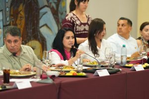 Expone Gladyz Butanda logros en movilidad a empresarios de Uruapan