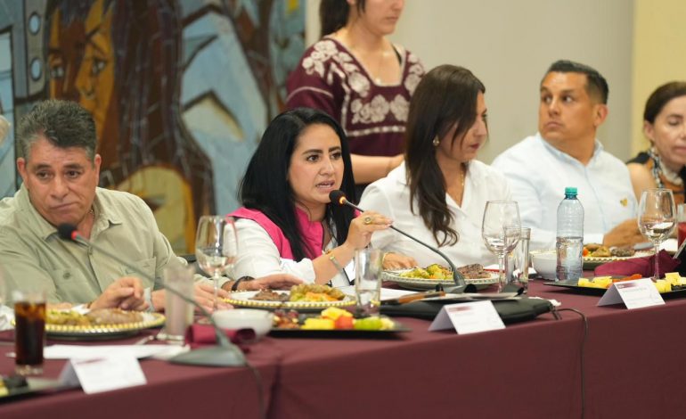 Expone Gladyz Butanda logros en movilidad a empresarios de Uruapan