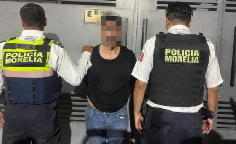Policía Morelia detiene a civil con arma de fuego en Plaza Carillo