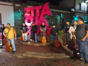 Rondalla Voces de la Heroica sorprende a los zitacuarenses con romántica serenata en la Plaza Cívica