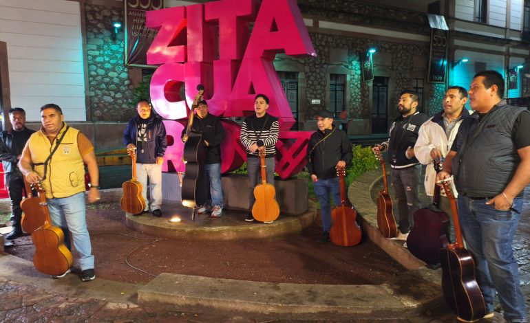 Rondalla Voces de la Heroica sorprende a los zitacuarenses con romántica serenata en la Plaza Cívica