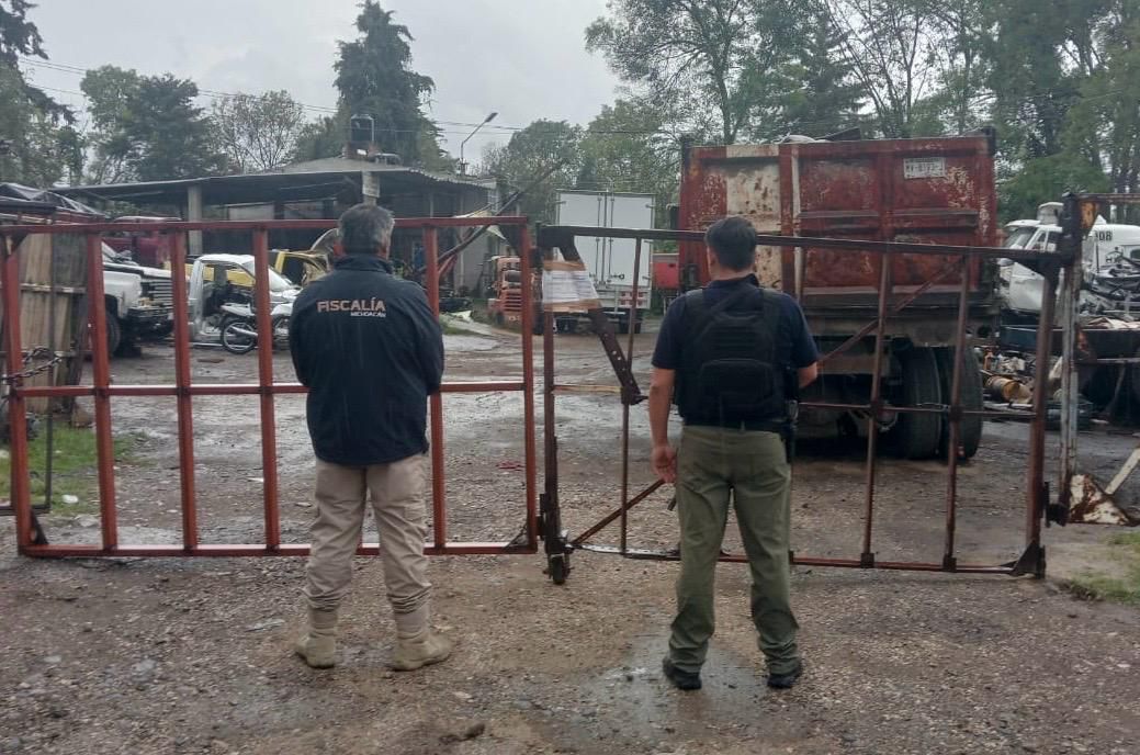 En Zitácuaro, Fiscalía General catea un taller mecánico y asegura tres vehículos con alteraciones en sus medios de identificación