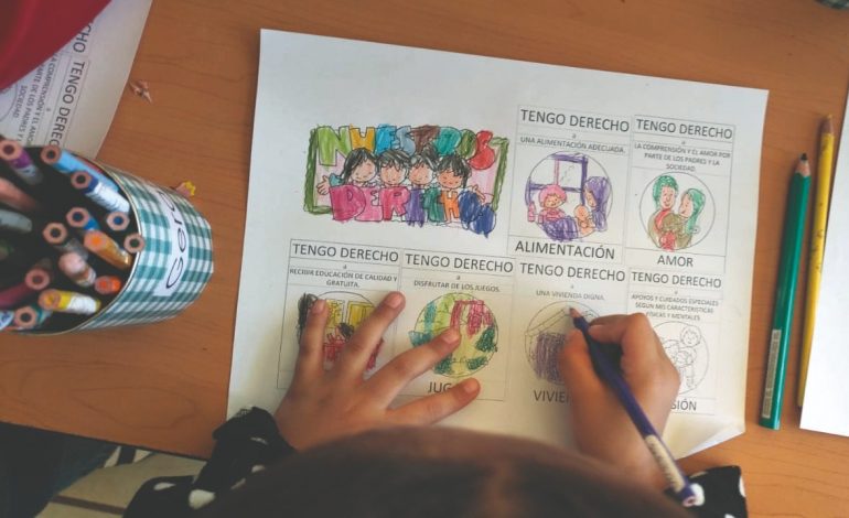Maestra Marylee Álvarez impulsa los derechos de la niñez en preescolar: SEE