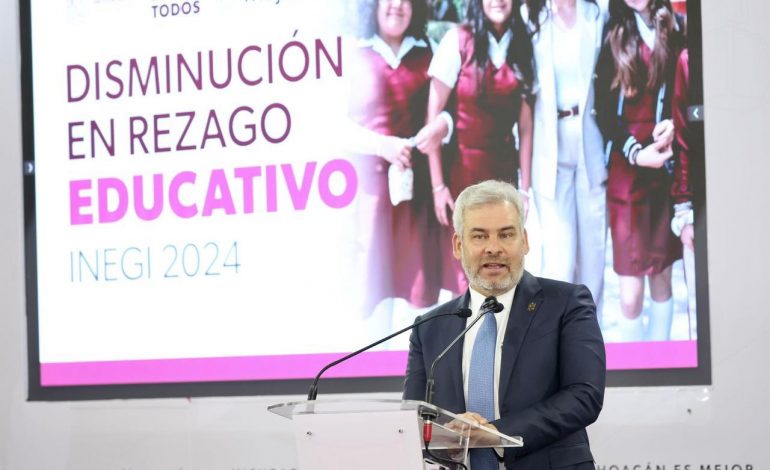 Michoacán es el estado que más avanzó en rezago educativo: Bedolla