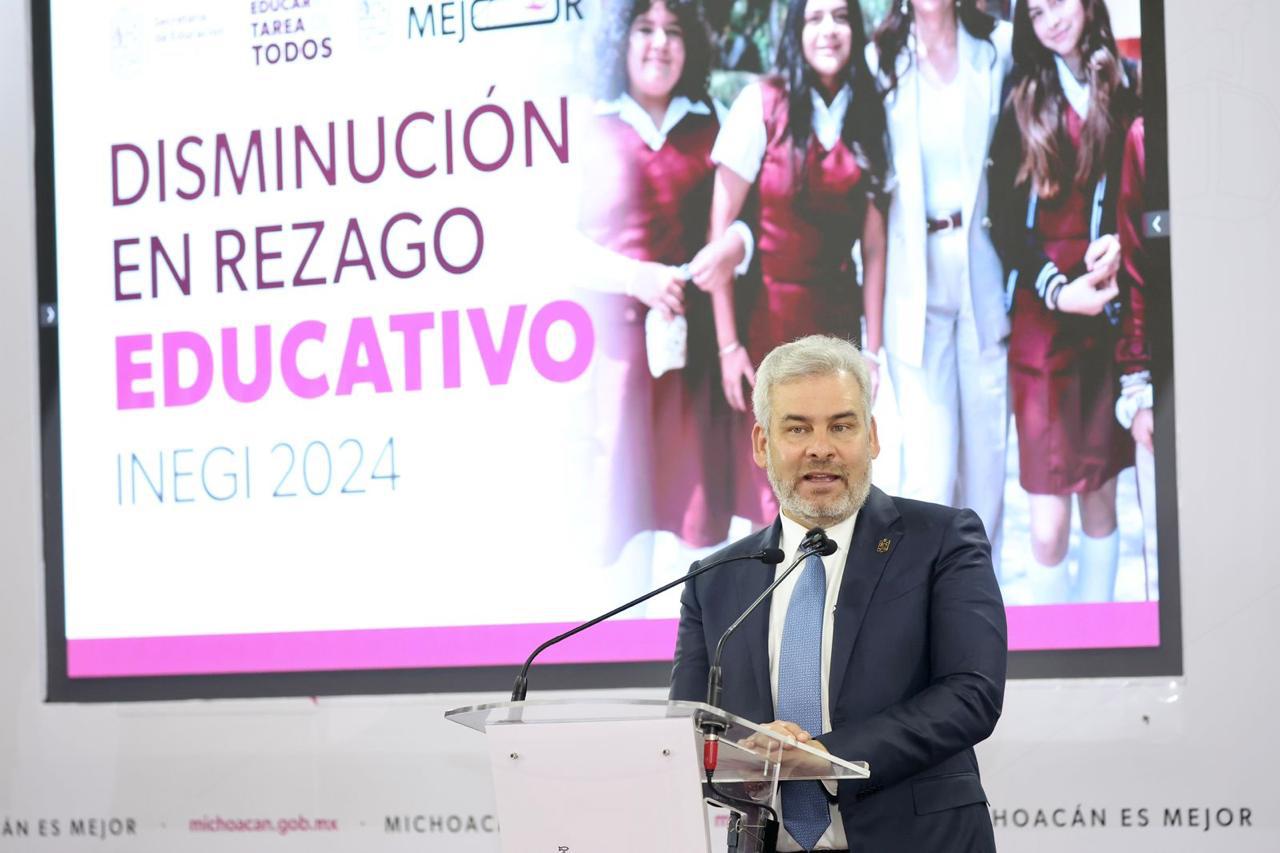 Michoacán es el estado que más avanzó en rezago educativo: Bedolla