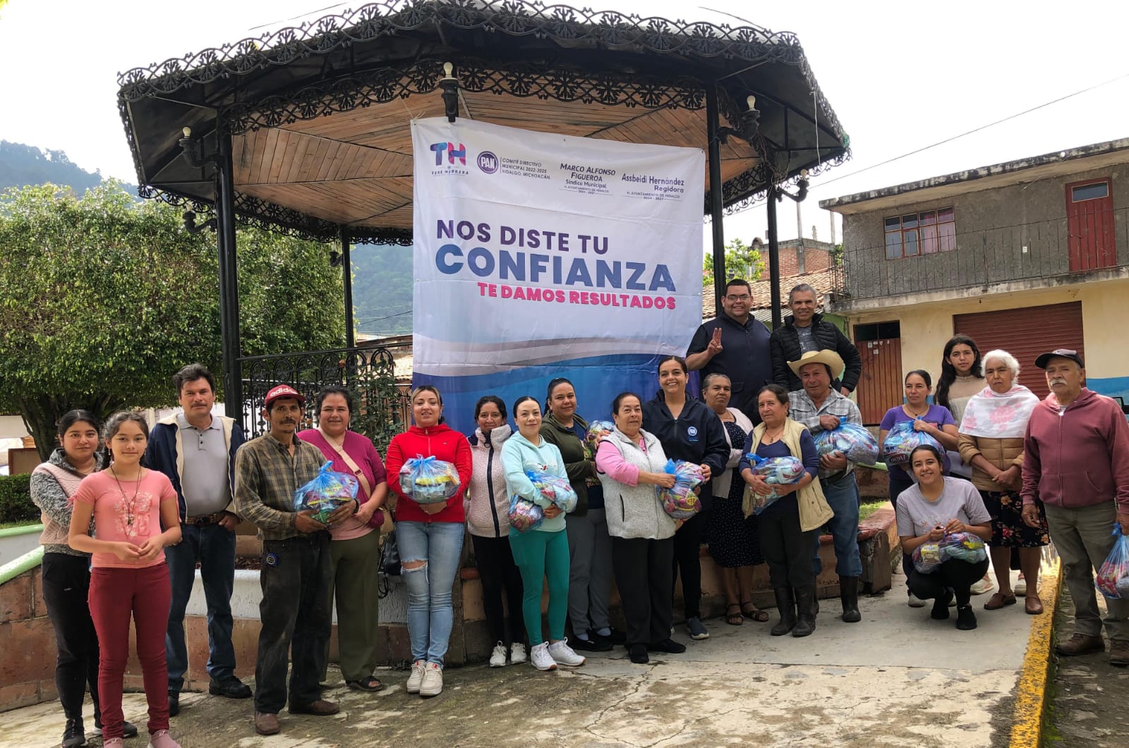 Entrega diputada Tere Herrera apoyos alimentarios a familias hidalguenses