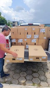 Cecytem entrega computadoras y butacas al plantel Tangancícuaro
