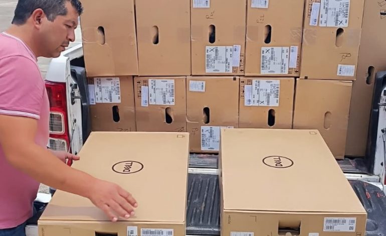 Cecytem entrega computadoras y butacas al plantel Tangancícuaro