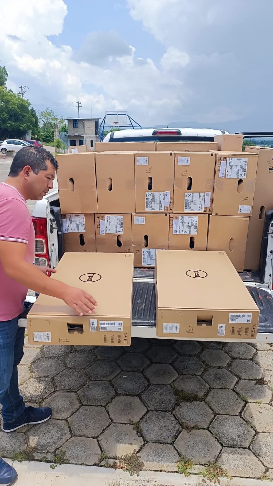 Cecytem entrega computadoras y butacas al plantel Tangancícuaro