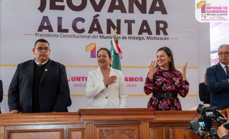​En presencia de autoridades federales, estatales, municipales y público en general, Jeovana Alcántar, rindió su Primer Informe de Gobierno.